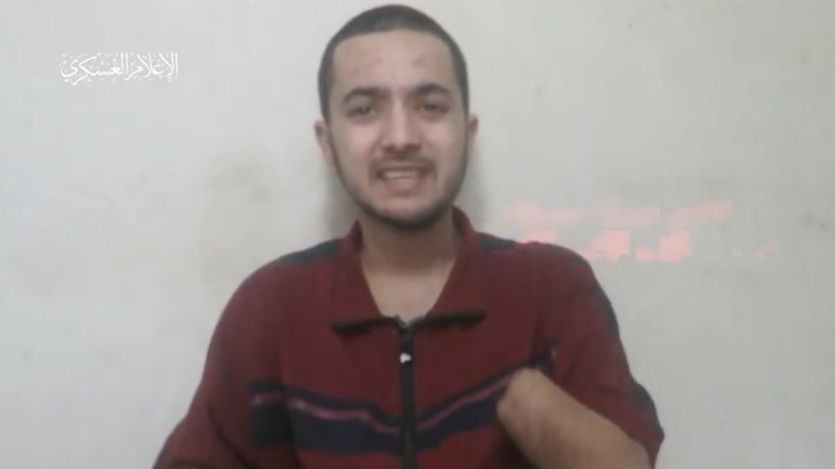 Nemá ruku, ale žije. Rodina dostala první zprávu o mladíkovi v zajetí Hamásu